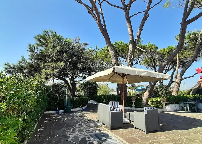 Villa Valentini: Beachfront Comfort with Garden and Private Parking